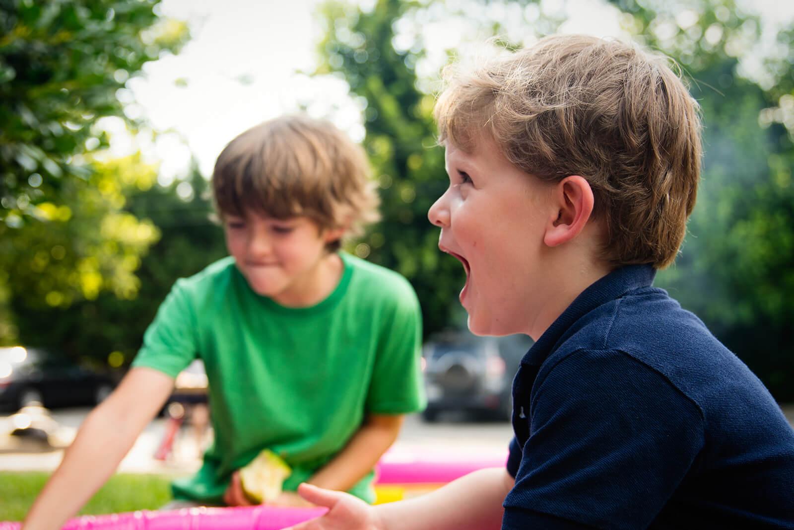 Kinder die sich freuen dass ein sehr, sehr langer Titel auf dem Bild steht, weil ein langer Titel ja schön ist da man damit so viel Inhalt vermitteln kann :)